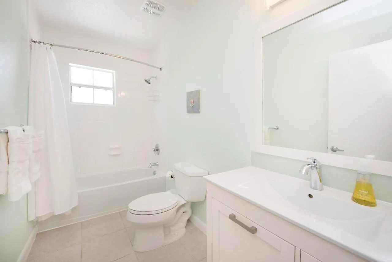 Snug Harbour View Condo #7 George Town Feriehus